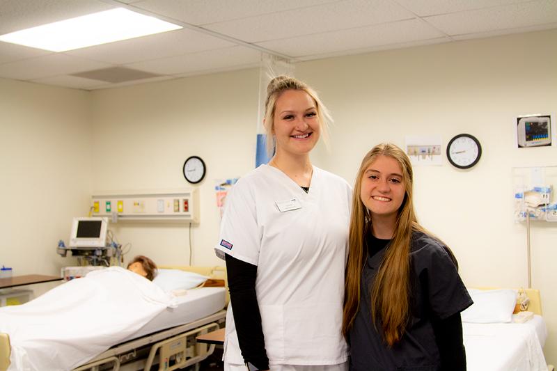 CNA学生开始他们的医疗事业之旅免学费